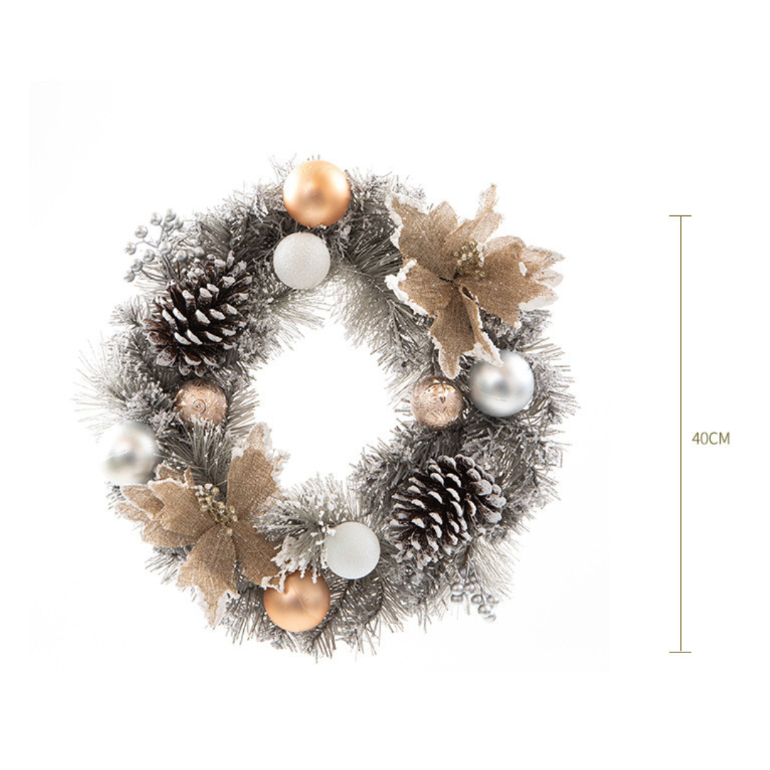 Décorations de Noël et couronne de pin