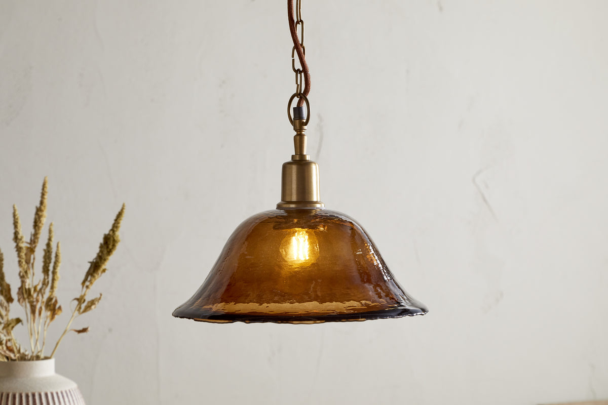 Pendentif Keju en verre recyclé de forme organique - Ambre foncé