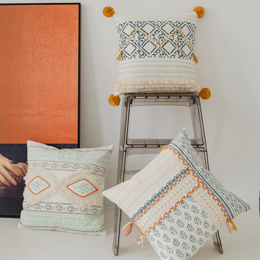 Coussin à pompons style bohème