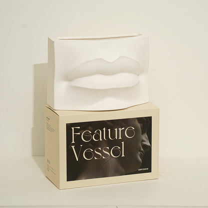 Porte-stylo en céramique sculptée