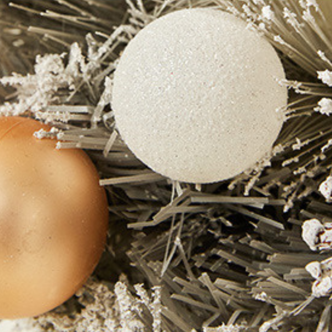 Décorations de Noël et couronne de pin 