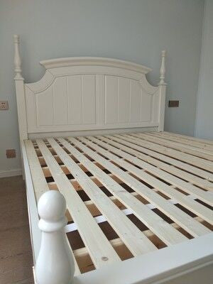 Lit DAISY Boston Hilton avec sculptures (couleur acajou)