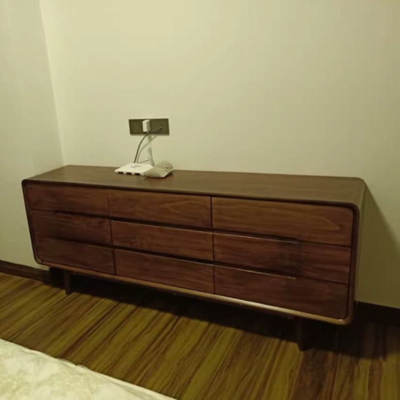 Commode ANGELINA CONRAD de style scandinave et nordique, en bois massif, à neuf tiroirs