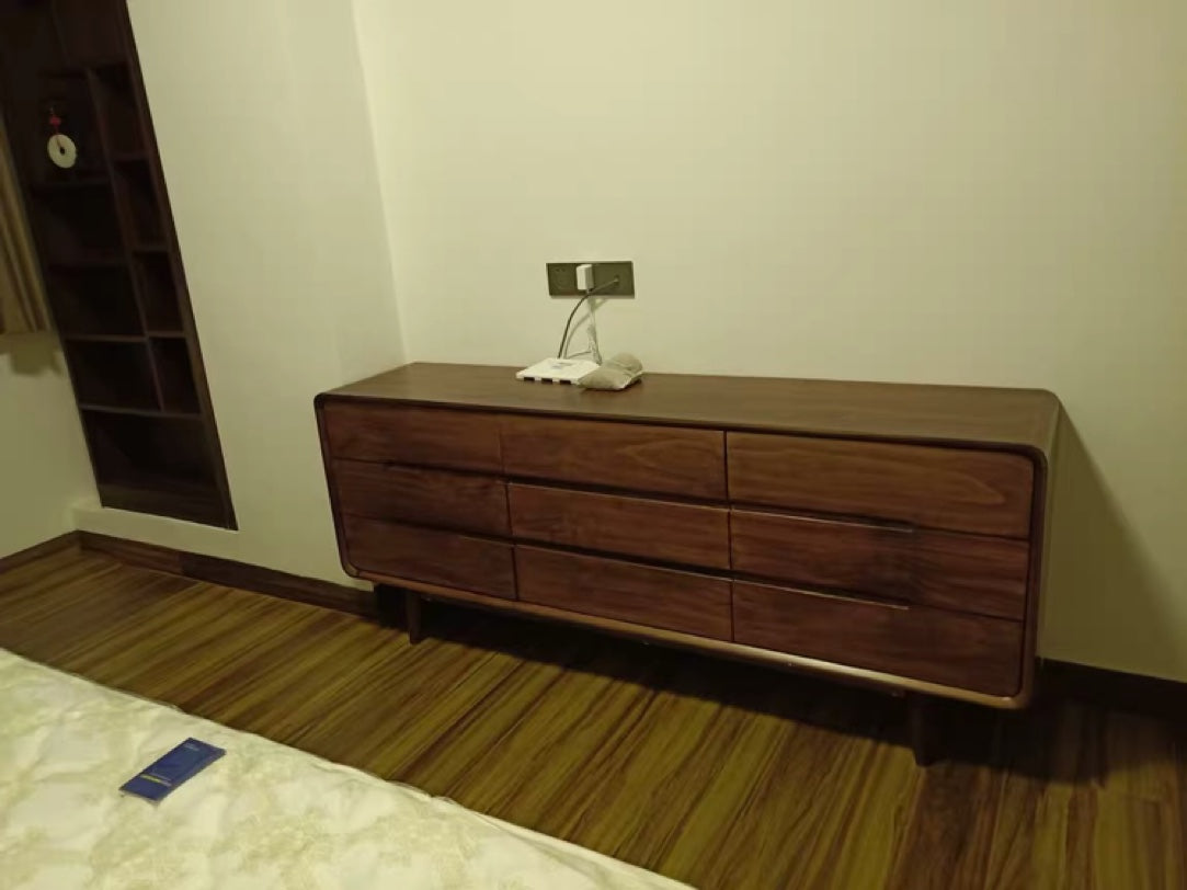 Commode ANGELINA CONRAD de style scandinave et nordique, en bois massif, à neuf tiroirs