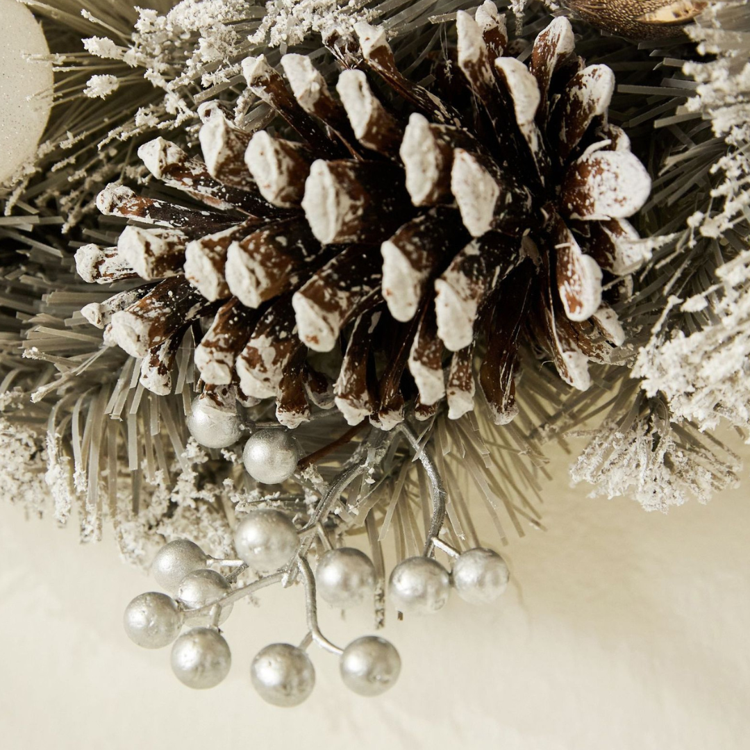 Décorations de Noël et couronne de pin 