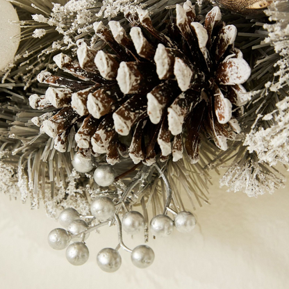 Décorations de Noël et couronne de pin 