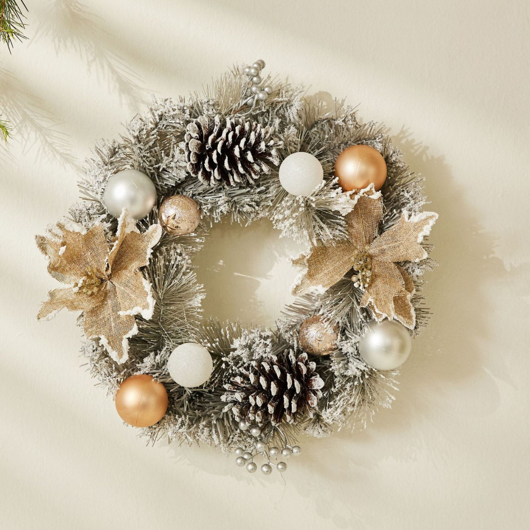 Décorations de Noël et couronne de pin 