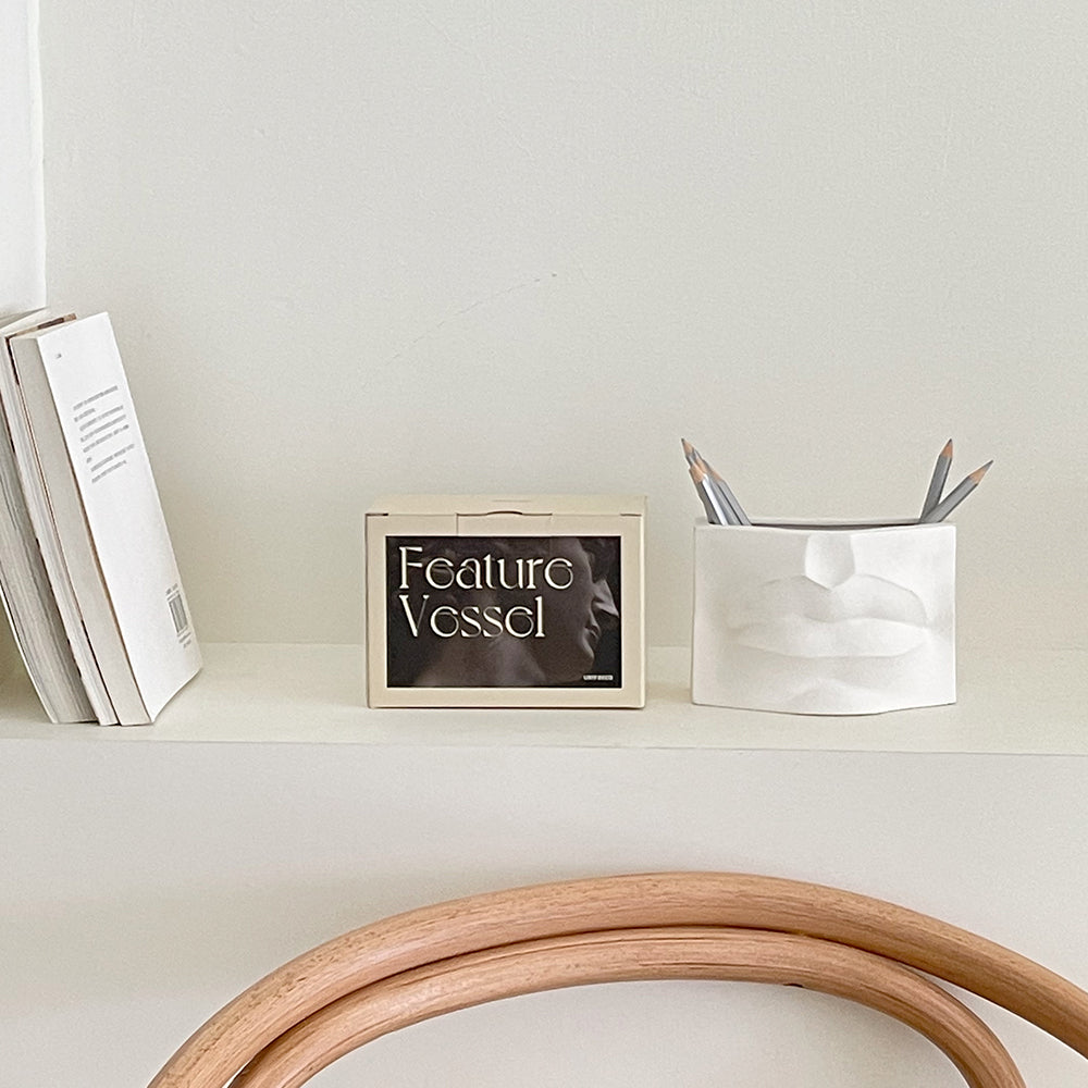 Porte-stylo en céramique sculptée