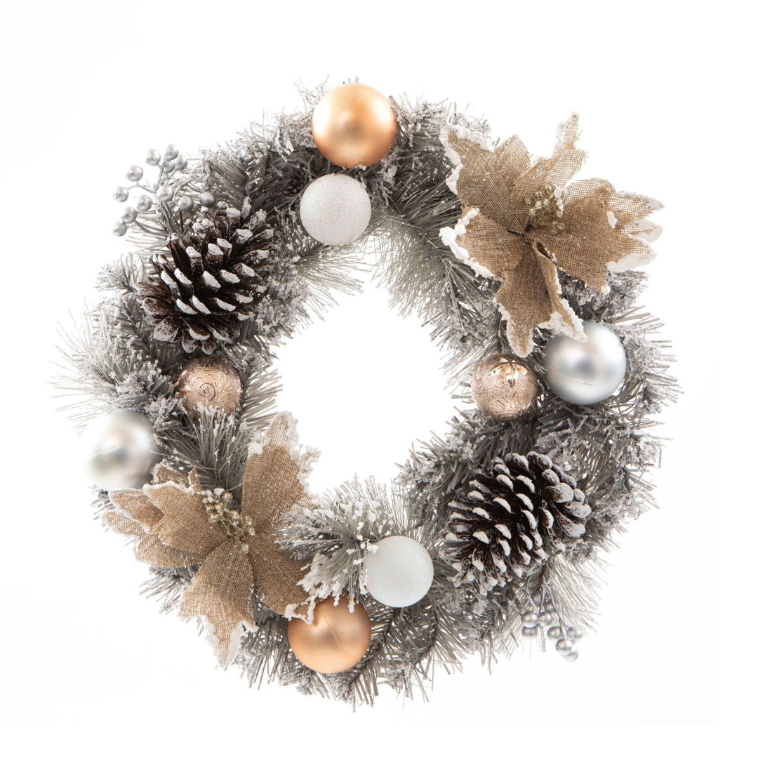 Décorations de Noël et couronne de pin 