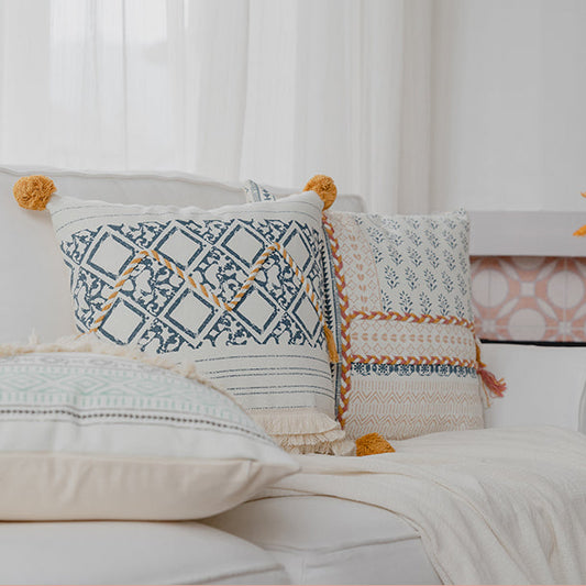Coussin à pompons style bohème