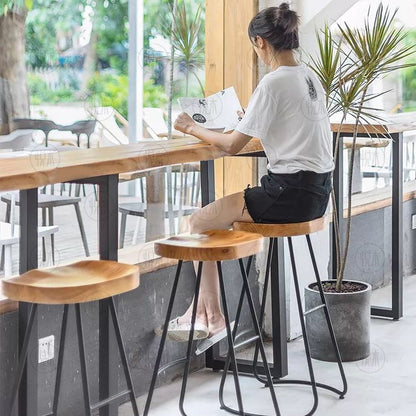 Table de bar Madeleine en bois massif avec bords vivants de style nordique
