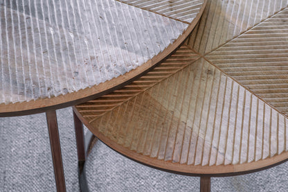 Tables basses gigognes Aasha en bois de manguier sculpté et fer – Naturel – (Lot de 2)