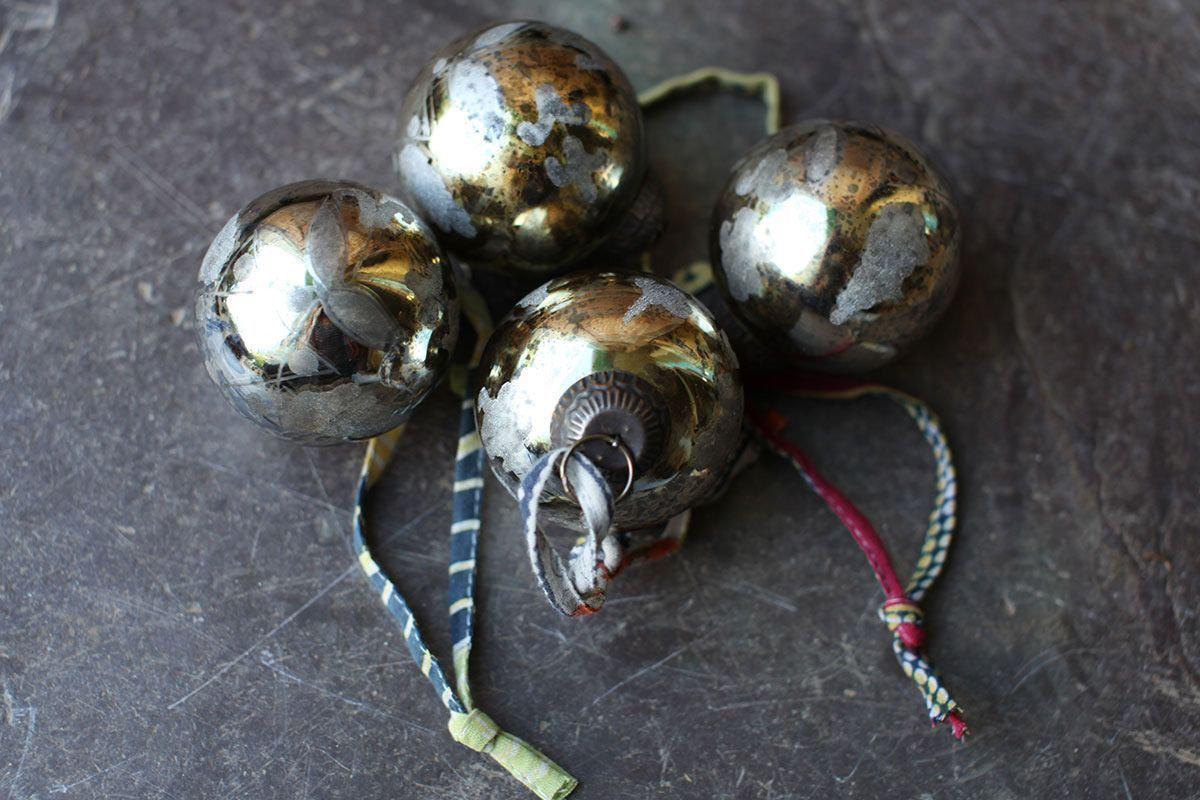 Boules en or antique (lot de 4)