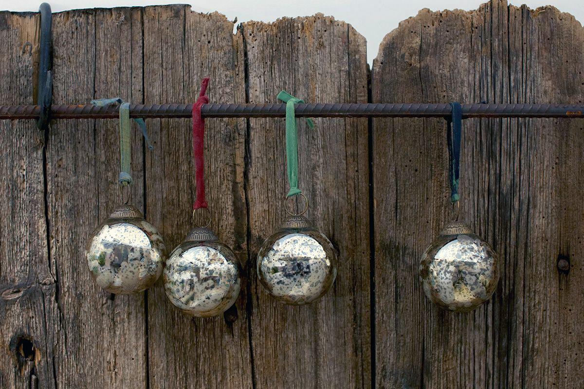 Boules en or antique (lot de 4)