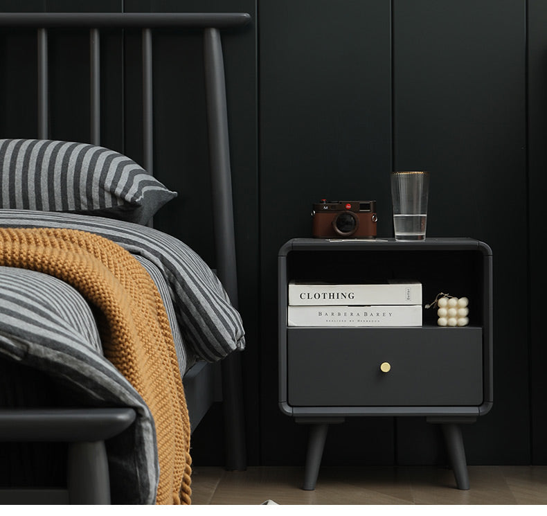 BROOKE MARRIOTT Table de chevet scandinave tout en bois massif nordique (4 couleurs noyer, gris, noir, blanc)