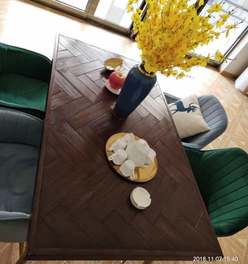 Table à manger EMILIA en acacia à chevrons