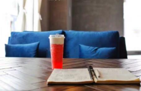 Table à manger EMILIA en acacia à chevrons