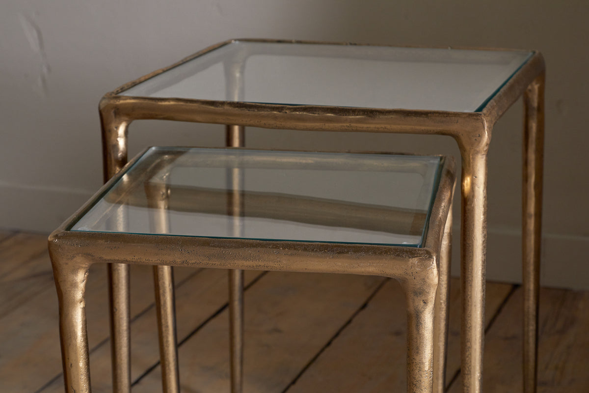 Tables d'appoint gigognes Gilasi en métal moulé et verre – Laiton antique (lot de 2)