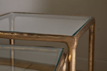 Tables d'appoint gigognes Gilasi en métal moulé et verre – Laiton antique (lot de 2)