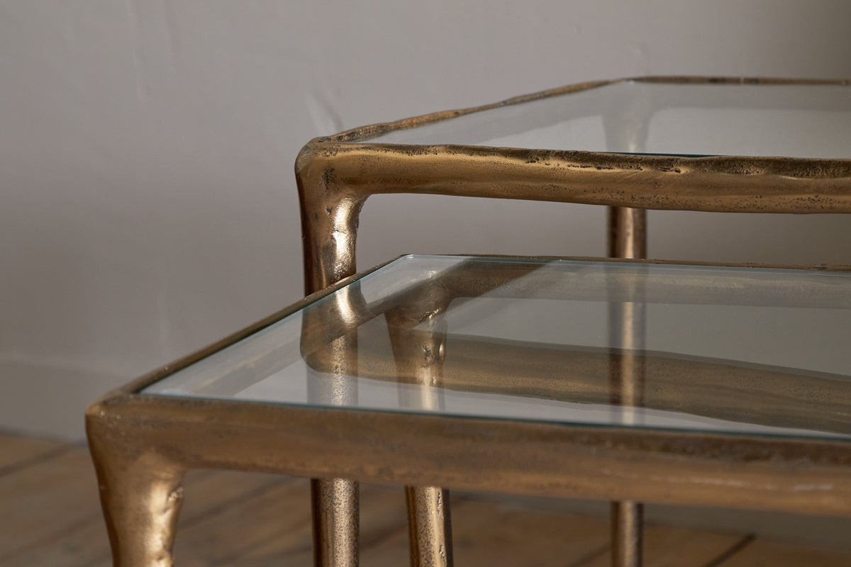 Tables d'appoint gigognes Gilasi en métal moulé et verre – Laiton antique (lot de 2)