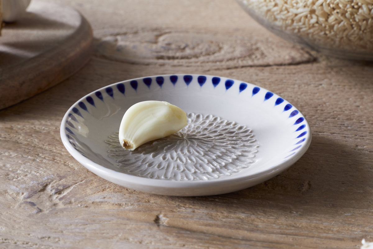 Râpe à ail Indigo Drop - Crème et Indigo