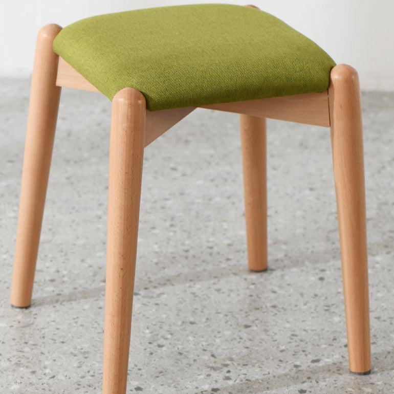 Tabouret de coiffeuse Isabella OSAKA en bois massif, style japonais scandinave, idéal pour le maquillage ou la toilette.
