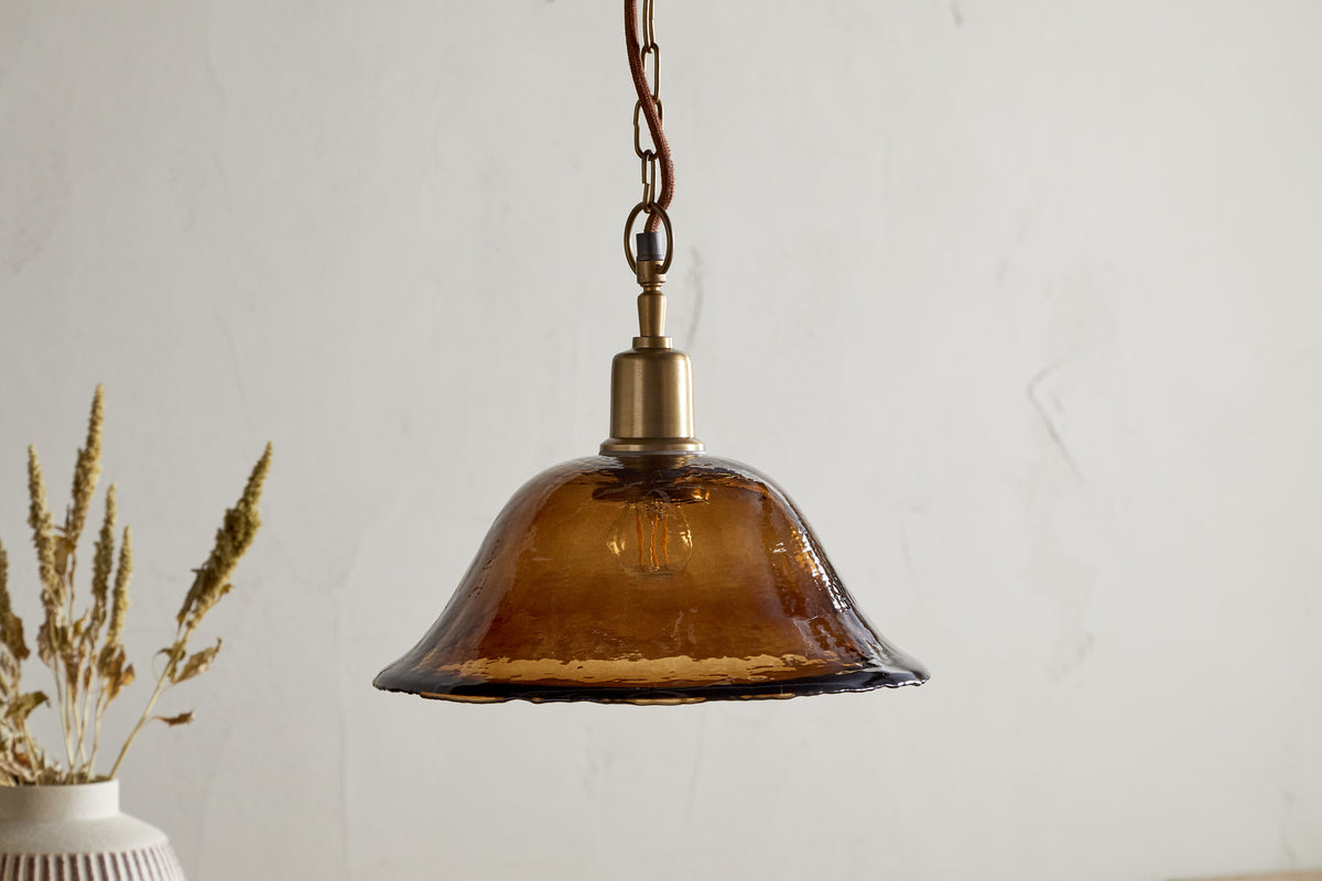 Pendentif Keju en verre recyclé de forme organique - Ambre foncé