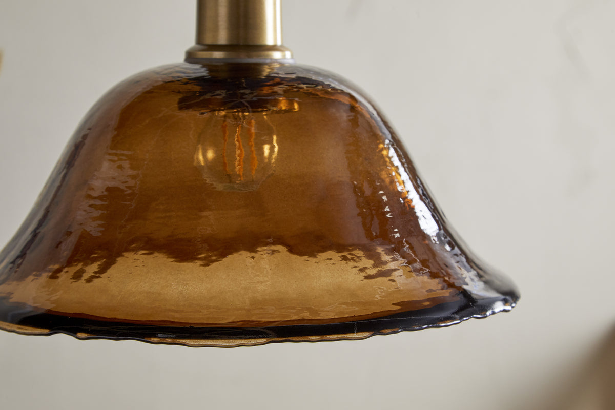 Pendentif Keju en verre recyclé de forme organique - Ambre foncé