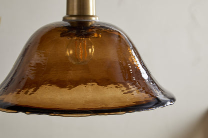 Pendentif Keju en verre recyclé de forme organique - Ambre foncé