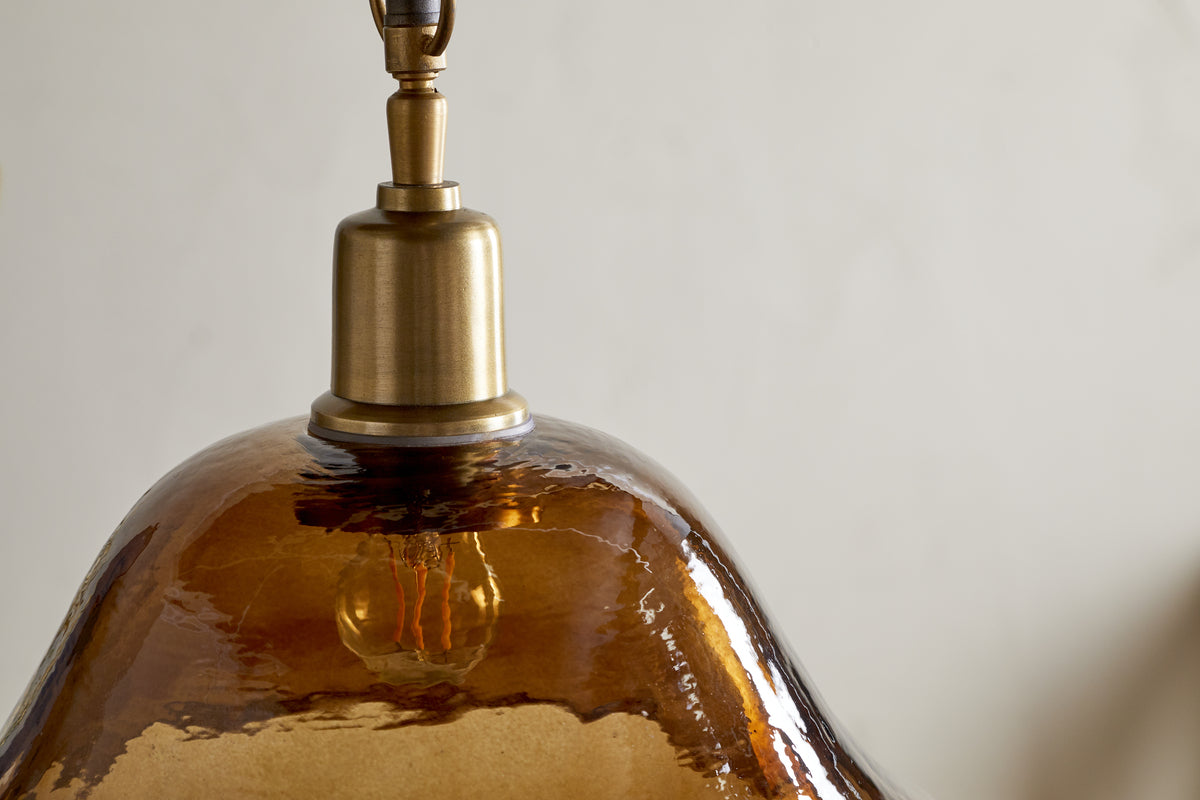Pendentif Keju en verre recyclé de forme organique - Ambre foncé