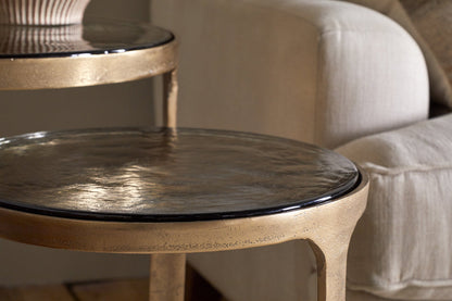 Tables d'appoint gigognes Khidki en métal moulé et verre – Laiton antique (lot de 2)