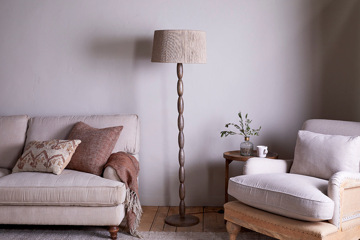 Lampadaire Konali en bois de manguier - Teinté frêne