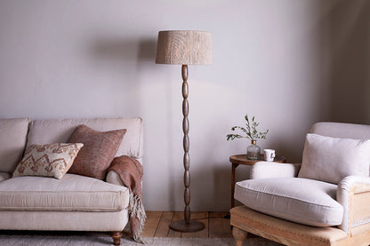 Lampadaire Konali en bois de manguier - Teinté frêne