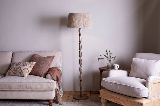 Lampadaire Konali en bois de manguier - Teinté frêne