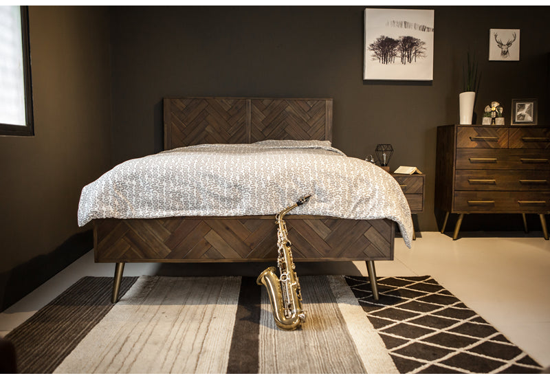 LEAH Chevet à chevrons en bois d'acacia massif Commode nordique