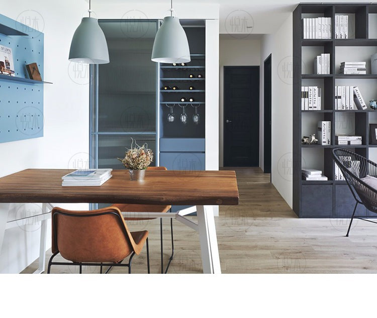 Table à manger LILA Radisson Conference de style nordique en bois massif avec bord brut / bord droit