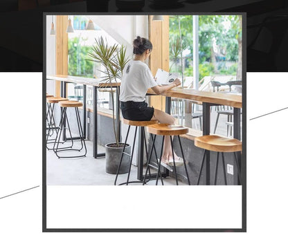 Table de bar Madeleine en bois massif avec bords vivants de style nordique