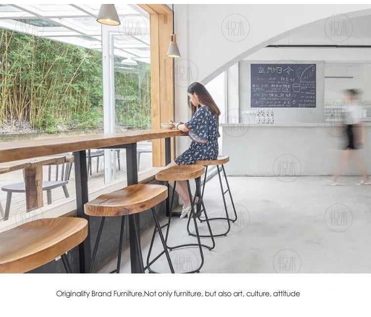 Table de bar Madeleine en bois massif avec bords vivants de style nordique