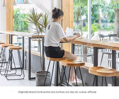 Table de bar Madeleine en bois massif avec bords vivants de style nordique