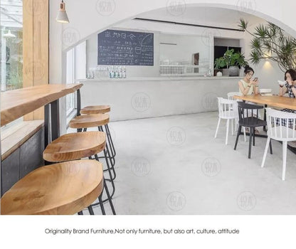 Table de bar Madeleine en bois massif avec bords vivants de style nordique