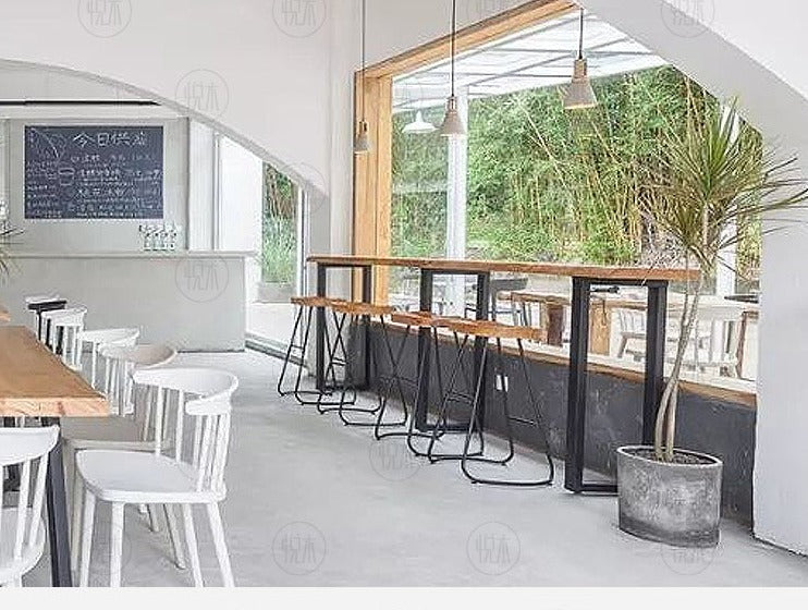 Table de bar Madeleine en bois massif avec bords vivants de style nordique