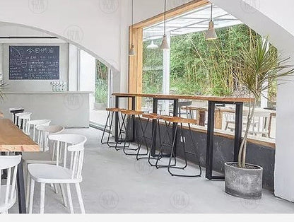 Table de bar Madeleine en bois massif avec bords vivants de style nordique