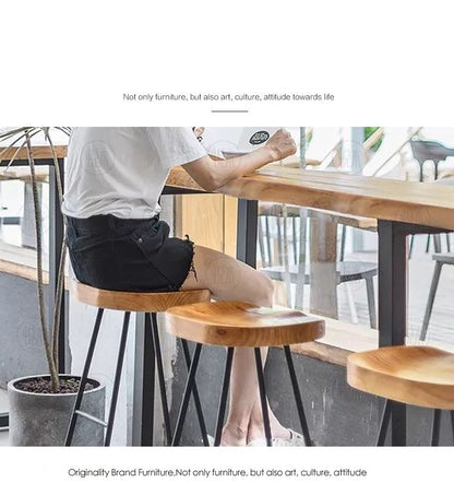 Table de bar Madeleine en bois massif avec bords vivants de style nordique