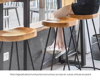 Table de bar Madeleine en bois massif avec bords vivants de style nordique