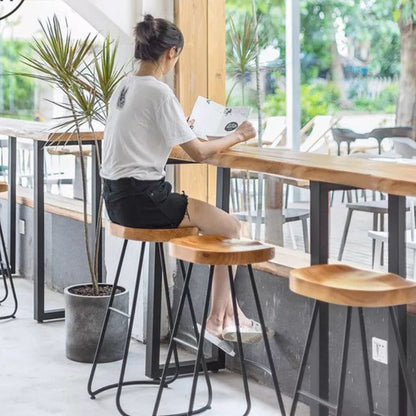 Table de bar Madeleine en bois massif avec bords vivants de style nordique