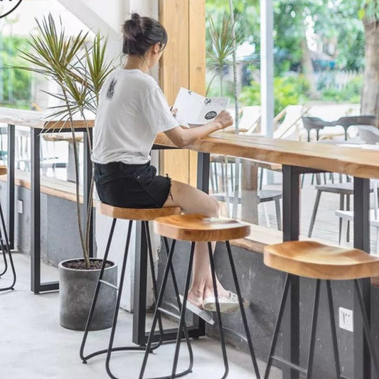 Table de bar Madeleine en bois massif avec bords vivants de style nordique