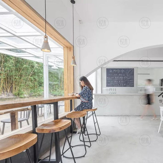 Table de bar Madeleine en bois massif avec bords vivants de style nordique