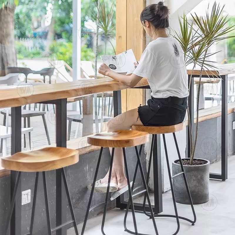 Table de bar Madeleine en bois massif avec bords vivants de style nordique
