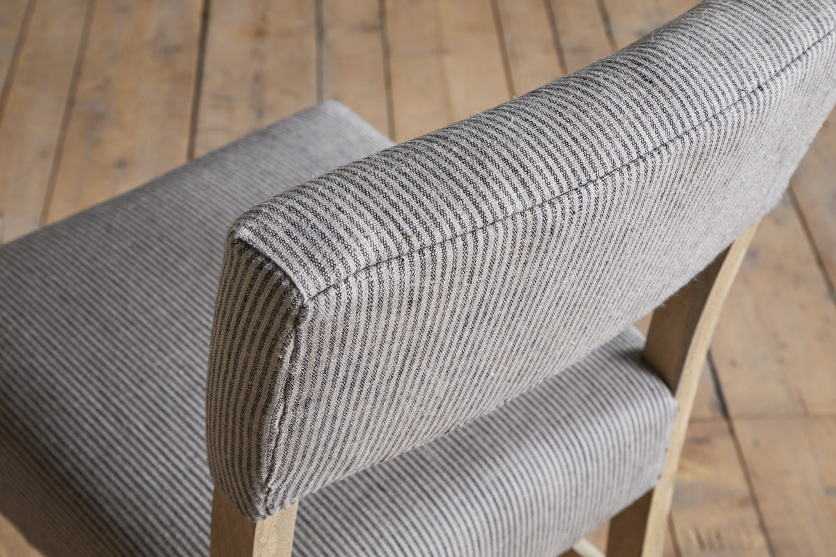 Chaise de comptoir rembourrée en lin Nadeeka - Gris clair