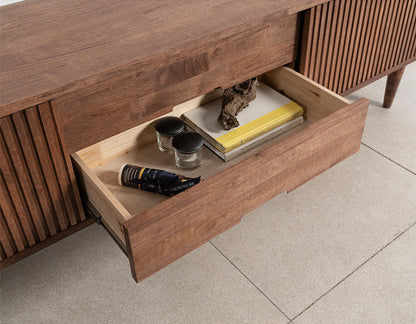 Meuble TV Catherine MARRIOTT en bois massif scandinave (couleur noyer, naturel)